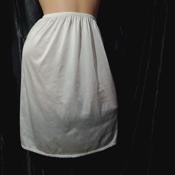 Vintage VASSARETTE Half Slip Skirt WHITE SATIN NYLON Lingerie WOMEN'S SMALL 20" - Picture 1 of 8